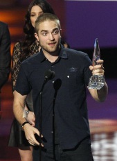 Robert Pattinson recibe el premio a mejor película de drama dado a "Water for Elephants"